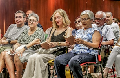 Asistentes a un recital hojean los libros de la colección Planeta Clandestino, el 8 de agosto de 2024.