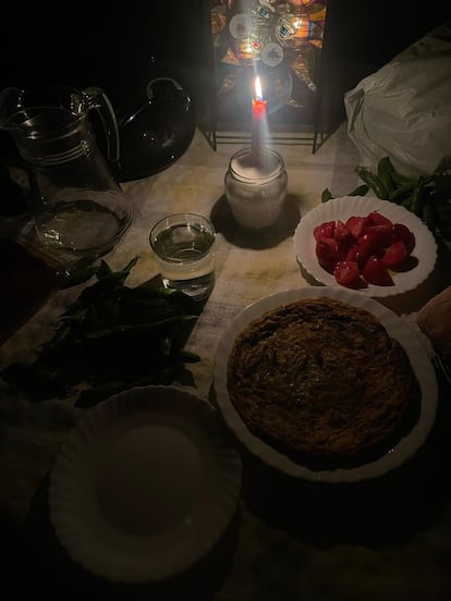 La cena elaborada durante el apagón por Juana e iluminada por una vela el lunes en Cehegín (Murcia).