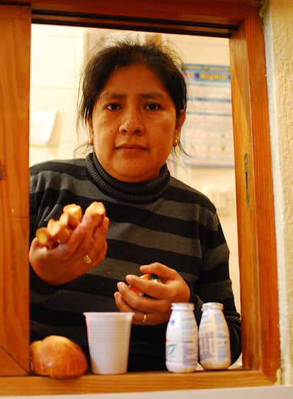 Mónica Guachamin es ecuatoriana, tiene 38 años y lleva una década en España. Entre semana trabaja cuidando niños. Los domingos, de 10 a 11.30, reparte desayunos a personas sin recursos. Ofrece café con leche, bocadillos o bollos a través de una ventanilla en la iglesia de las <a href="http://www.misionerasdelsantisimo.org/sp_inicio.htm" target="_blank">Misioneras del Santísimo Sacramento</a>, conocida como Cachito de cielo, en el barrio de Chueca en Madrid. Empezó hace ocho años: "Conocí a las madres y me dio curiosidad". ¿Por qué alguien regala más de dos horas -organizar el servicio, poner desayunos, limpiar- de un domingo por la mañana? "A mí es algo que me nace". Lleva ocho años acudiendo a su cita dominical en Cachito de cielo, pero ver a tantas personas necesitadas -la mayoría sin techo, pero también algunas que están empezando a sufrir dificultades económicas- le sigue conmoviendo: "Al llegar a casa, me siento muy mal". (Foto: D.R. Nelson. Texto: R. Seco)