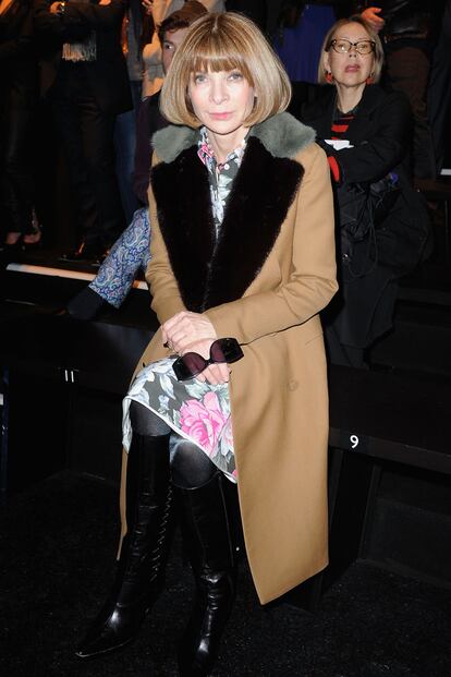 Anna Wintour, muy seria en el desfile de Versus.