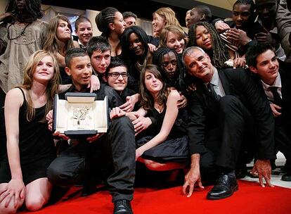 El director francés Laurent Cantet (segundo por la derecha), con los estudiantes de <i>Entre les murs,</i> celebran la Palma de Oro. No ganaba un filme francés desde 1987.