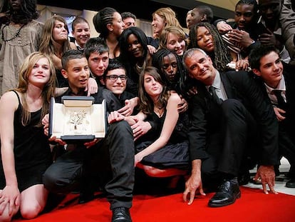 El director francés Laurent Cantet (segundo por la derecha), con los estudiantes de <i>Entre les murs,</i> celebran la Palma de Oro. No ganaba un filme francés desde 1987.