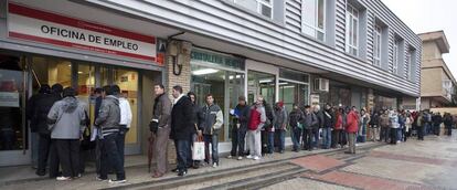 Desempleados esperando a las puertas de la oficina de empleo del barrio madrileño de Santa Eugenia.