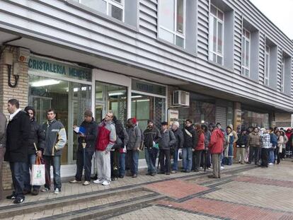 Desempleados esperando a las puertas de la oficina de empleo del barrio madrileño de Santa Eugenia.