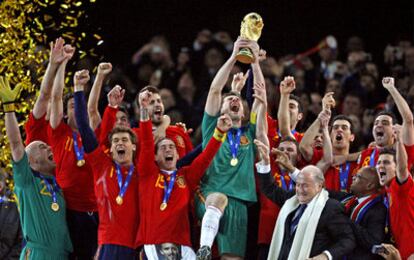 Los jugadores españoles, con Casillas alzando el trofeo, celebran el pasado 11 de julio, en Johanesburgo, la conquista de la Copa del Mundo.