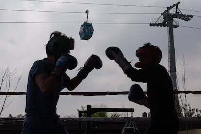Dos jóvenes practican boxeo bajo la recién inaugurada línea 2 del Cablebús, el 8 de agosto. Esta nueva ruta trajo una opción de movilidad para el oriente de la capital mexicana.