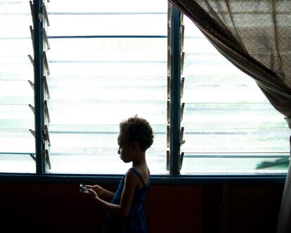 Una niña de seis años en una casa de acogida en Papúa Nueva Guinea. Su madre la trajo al centro después de que ella y su hermana de dos años fueran violadas en su habitación por un vecino de 30 años, quien además, amenazó a la familia cuando esta denunció el abuso a la policía.