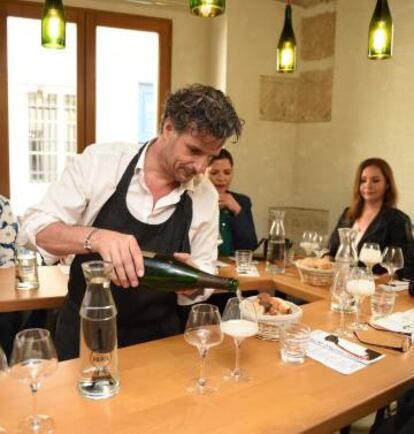 Cata de vinos en Wine Tasting in Paris, una escuela del Barrio Latino de París.