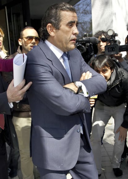 Jaime Martínez-Bordiú saliendo de los juzgados de Madrid en abril de 2010