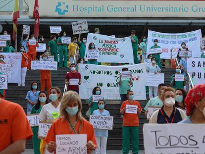 Protesta de los sanitarios de la sanidad pública en el hospital Gregorio Marañón bajo el lema 'Sanitarios necesarios'.