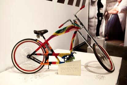 Swarovski

	La marca de cristales ha vuelto a sorprender con una nueva bicicleta presentada durante el salón The Brandery, la feria de moda joven celebrada este verano en Barcelona. La bicicleta, con el marco cubierto completamente de cristales de colores, fue traida por primera vez a España desde Francia especialmente para la Feria y se presentó en la exposición Fashion&Sports, una muestra de objetos que unen moda y deporte en piezas muy especiales. La bici fue cedida por Swarovski especialmente para la ocasión y fue una de las piezas más comentadas y fotografiadas de la exposición.