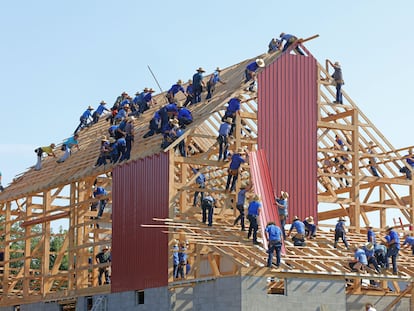 La reputación de cooperar es un activo importante en las sociedades humanas y ayuda a impulsar los esfuerzos comunes, como la construcción de este granero amish.