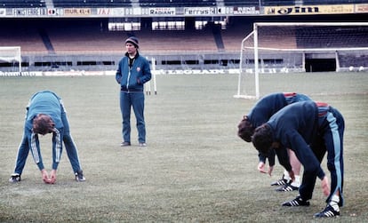 Laureano Ruiz dirige un entrenamiento del Bar&ccedil;a en 1976.