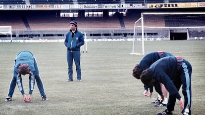 Laureano Ruiz dirige un entrenamiento del Bar&ccedil;a en 1976.