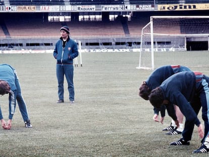 Laureano Ruiz dirige un entrenamiento del Bar&ccedil;a en 1976.