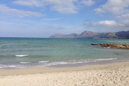 A long straight stretch of coast on Mallorca’s Alcúdia bay, this beach with its extensive palette of blues links the unspoiled coastal areas of Sa Canova and Son Real. There are no hotels or vacation apartments here – only rural tourism. Located next to a stream, the Lago restaurant (917 85 40 81) offers San Pedro-style chicken with almond sauce, while Rancho Grande (www.ranchograndemallorca.com) organizes horse rides on the beach.