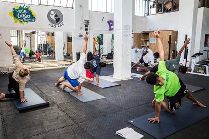 Una de las muchas sesiones de yoga de Zakhi en el gimnasio de Yoga y Deporte con Refugiados cerca de Mitilene, en la isla de Lesbos.