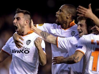 Alcácer celebra uno de sus tres goles.