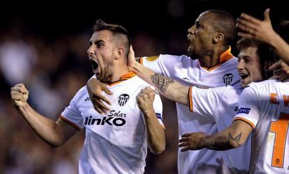 Alcácer celebra uno de sus tres goles.