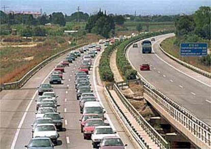 Largas colas en dirección a Barcelona, en la autopista A-7 entre Salou y Cambrils.