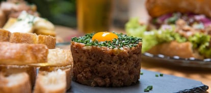 Steak tartar hecho sin caballos ni nada.