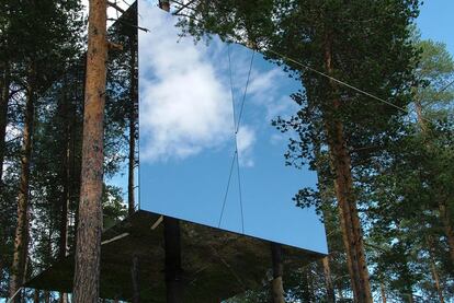 El Treehotel ha construido sus habitaciones en las copas de los árboles. Cada una de ellas está diseñada por un arquitecto que le ha dado un giro completamente diferente al resto. Esta habitación es un refugio camuflado de cristal, revestida con materiales especiales para evitar que los pájaros se choquen.