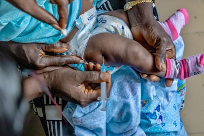 Una trabajadora sanitaria administra una vacuna a un bebé en un centro de atención primaria de Sagbama, en el Estado nigeriano de Bayelsa.