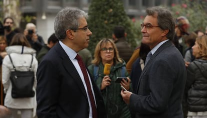 Francesc Homs parla amb Artur Mas.