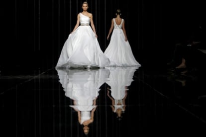 La modelo Karolina Kurlova luciendo un vestido del diseñador Manuel Mora para la colección Pronovias de la Pasarela Gaudí Novias.