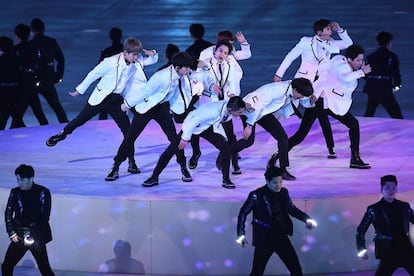 Actuación de la banda surcoreana EXO en la ceremonia de clausura, el 25 de febrero de 2018.