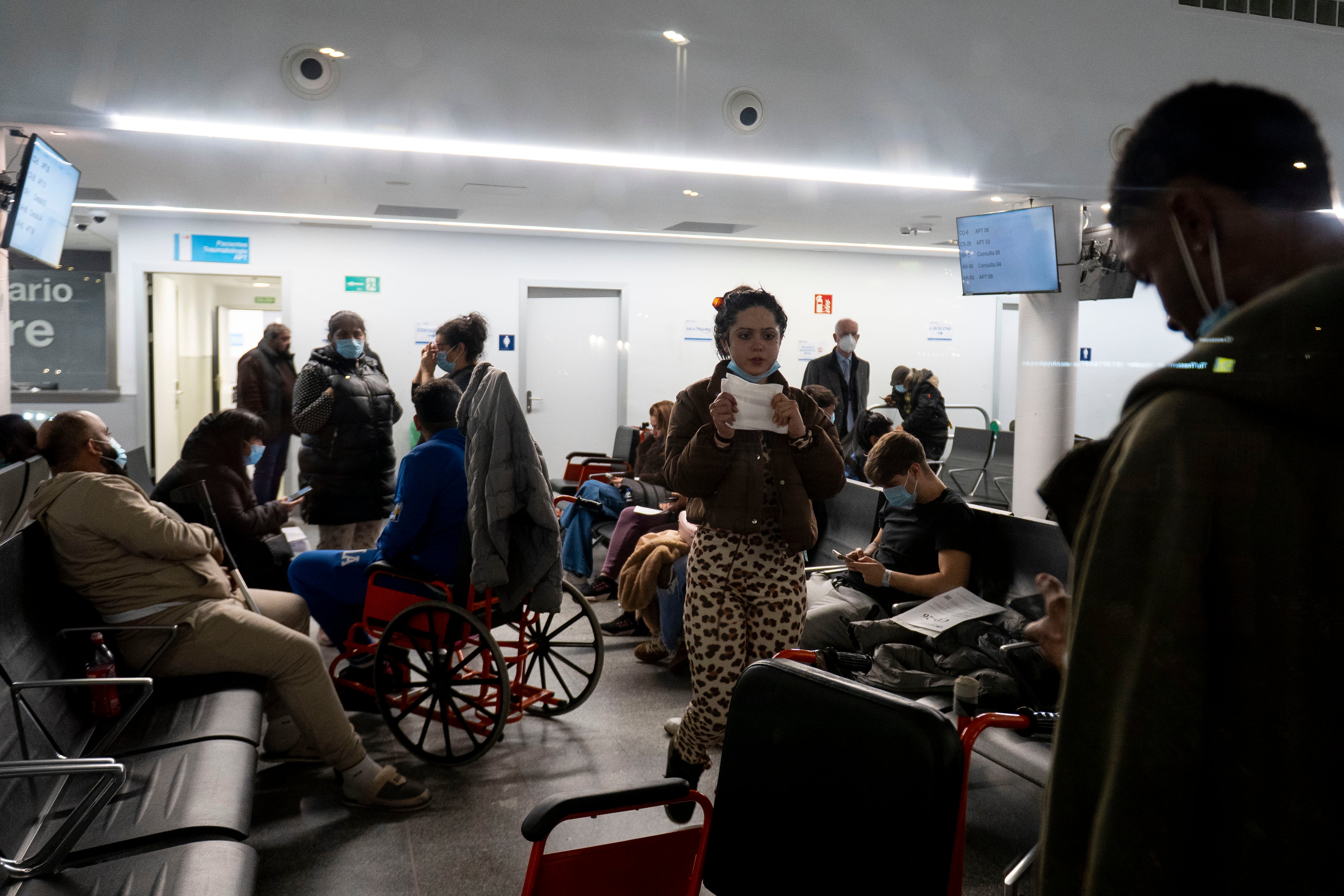 Pacientes en la sala de espera del Hospital 12 de Octubre, el 16 de diciembre de 2025.