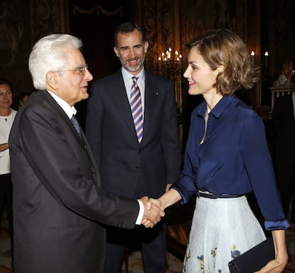 La reina Letizia saluda al presidente de Italia, Sergio Mattarella en presencia del rey Felipe durante una recepción en el Palacio Real de Madrid en 2015