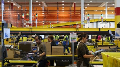 Empleados en el almac&eacute;n de Amazon en San Fernando de Henares (Madrid).