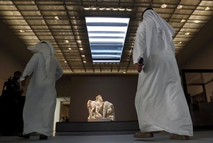 Dois servidores públicos dos Emirados Árabes Unidos passeiam pelo museu Louvre de Abu Dhabi. No recinto estão expostas mais de 250 obras de arte da coleção Emirati, incluindo obras do francês Edouard Manet, do holandês Piet Mondrian ou do turco Osman Hamdi Bey.