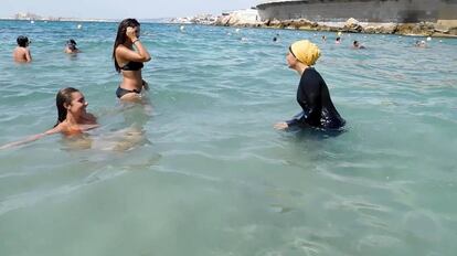 Una mujer se baña con burkini en Marsella (Francia)