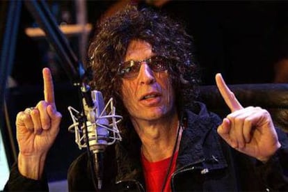 Howard Stern responde a preguntas durante la conferencia con que debutó en directo a través de la antena.