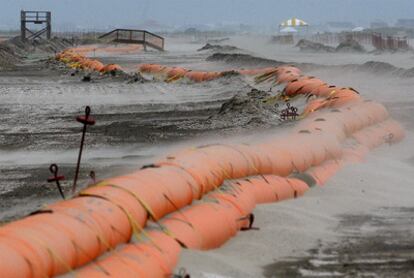 Las olas golpean la barrera de contención de crudo en las costas de Luisiana.