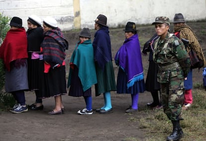 Cola de mujeres para votar en las elecciones legislativas en Pilahui (Ecuador)