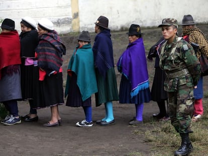 Cola de mujeres para votar en las elecciones legislativas en Pilahui (Ecuador)