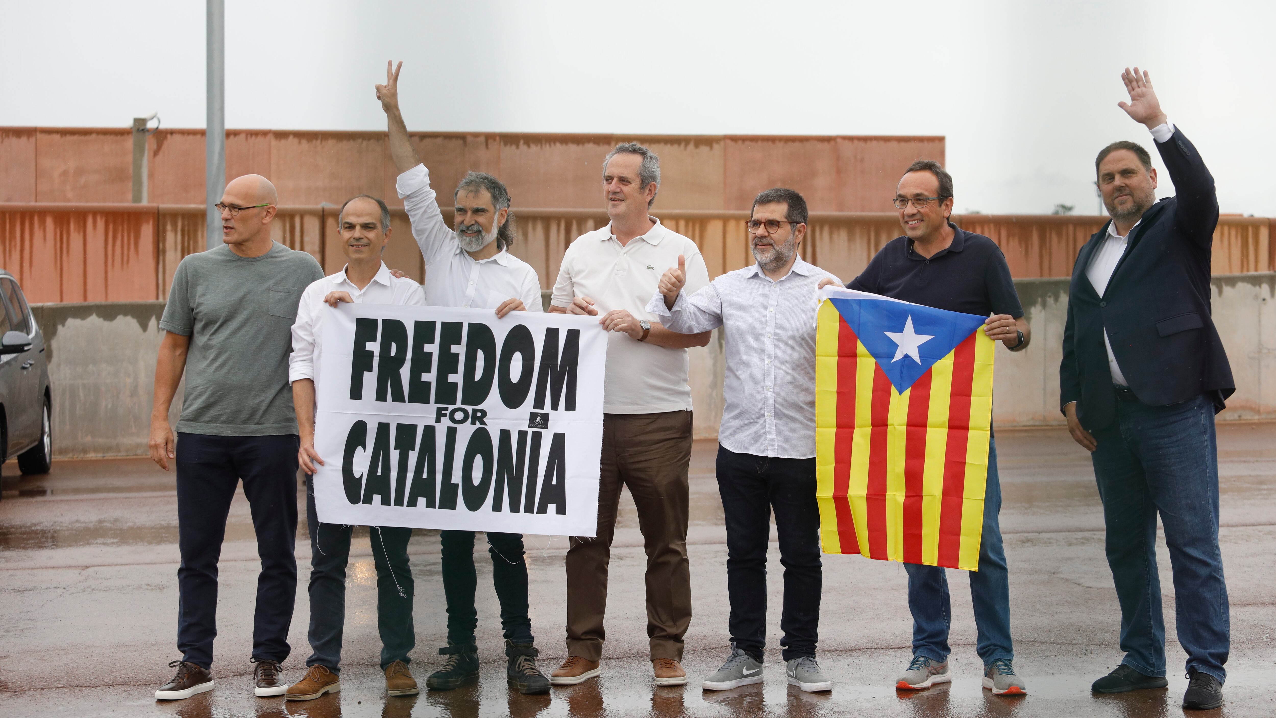 Romeva, Turull, Cuixart, Forn, Sànchez, Rull y Junqueras, tras salir de la prisión de LLedoners.