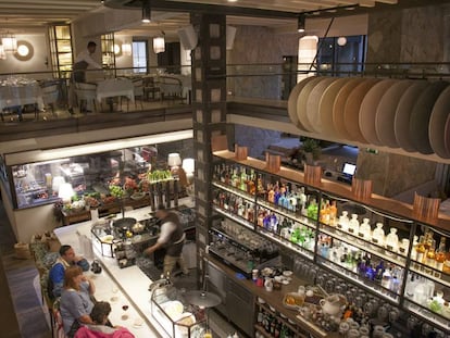 Barra y comedor de Carbón Negro, en Madrid.