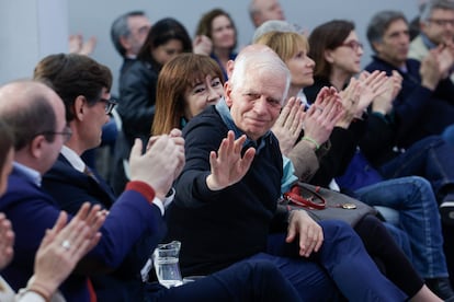 Josep Borrell saluda a Salvador Illa en el acto del PSC de este sábado en Barcelona.