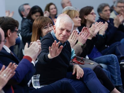 Josep Borrell saluda a Salvador Illa en el acto del PSC de este sábado en Barcelona.