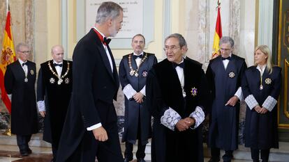 El rey Felipe VI camina junto al presidente interino del Tribunal Supremo, Francisco Marín, a su llegada al acto de apertura del año judicial, este jueves en Madrid.