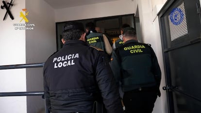 Agentes de la Guardia Civil y la Policía Local en una imagen de archivo.