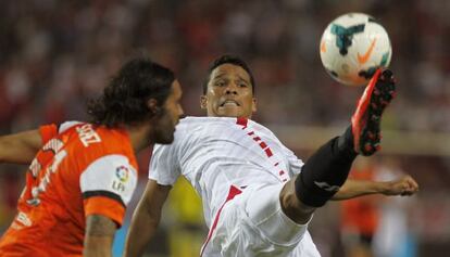 Bacca lucha el balón con Sergio Sánchez.