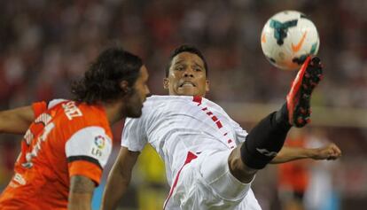 Bacca lucha el bal&oacute;n con Sergio S&aacute;nchez.
 
 