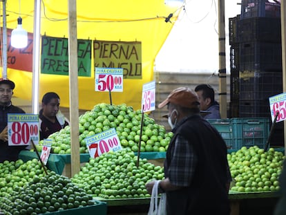 Un puesto de limones en un mercado de la capital mexicana.