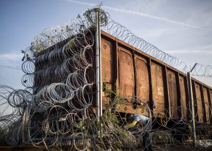 Un vagn de ferrocarril cubierto de alambre. El nmero de inmigrantes que entran en Hungra este a?o se ha elevado por encima de 200.000