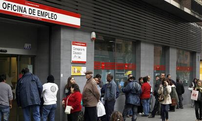 Cola de desempleados ante una Oficina de Empleo en Madrid.